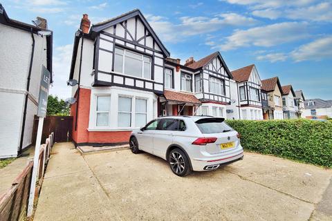 3 bedroom flat to rent, Valkyrie Road, Westcliff-On-Sea