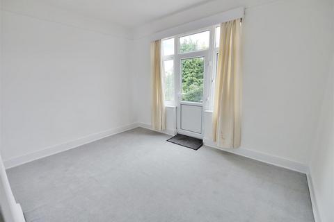 3 bedroom flat to rent, Valkyrie Road, Westcliff-On-Sea