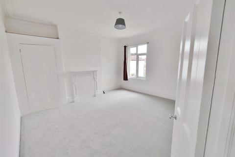 3 bedroom flat to rent, Valkyrie Road, Westcliff-On-Sea