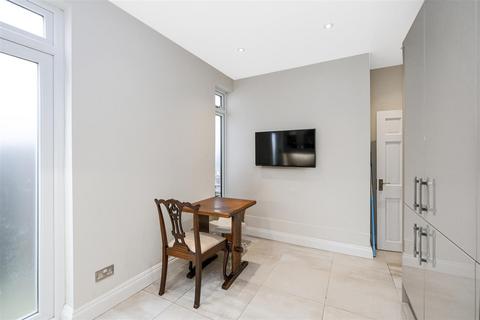 10 Glebelands Avenue, London, E18 2AB