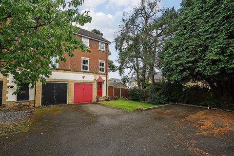 16 Bunce Drive, Caterham, CR3 5FF