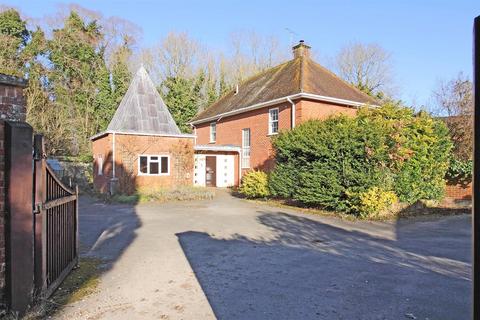 4 bedroom detached house to rent, Church Street, Amesbury