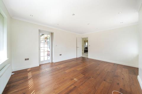 24 The Glen, Northwood, HA6 2UR