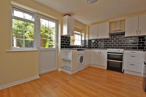 2 bedroom townhouse to rent, Nairn Close, Nottingham NG5