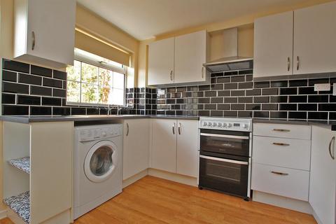 2 bedroom townhouse to rent, Nairn Close, Nottingham NG5