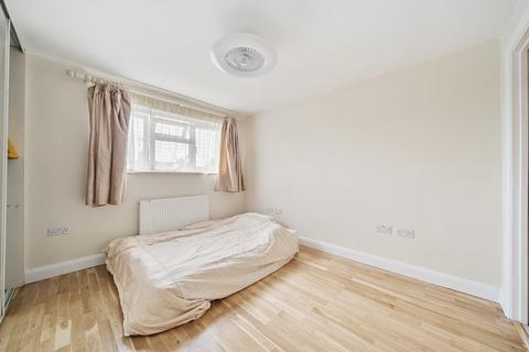 42 Seaford Close, Ruislip, HA4 7HN