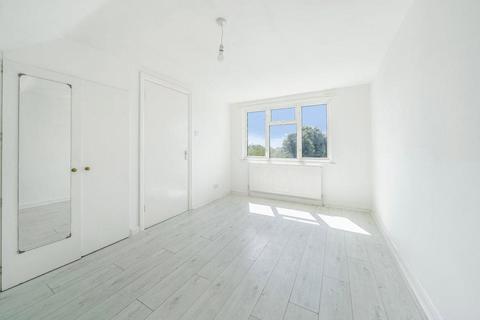 4 bedroom semi-detached house to rent, Wakemans Hill Avenue, London, NW9