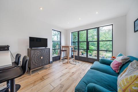15 Lake Avenue, Bromley, BR1 4EN