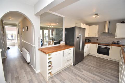 3 bedroom end of terrace house for sale, Catherine Close, East Hanningfield