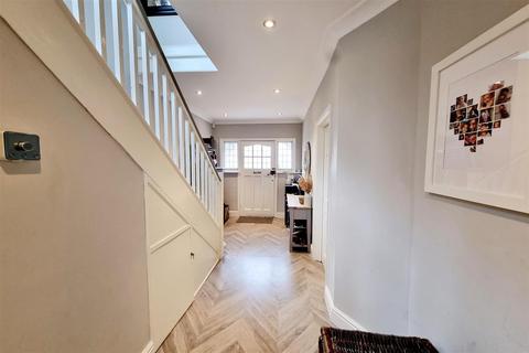 34 Gloucester Gardens, Cockfosters, Barnet, EN4 0QW