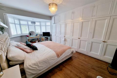 34 Gloucester Gardens, Cockfosters, Barnet, EN4 0QW