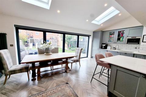 34 Gloucester Gardens, Cockfosters, Barnet, EN4 0QW