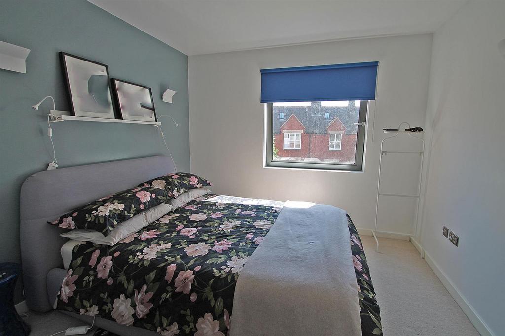 Main bedroom i.JPG