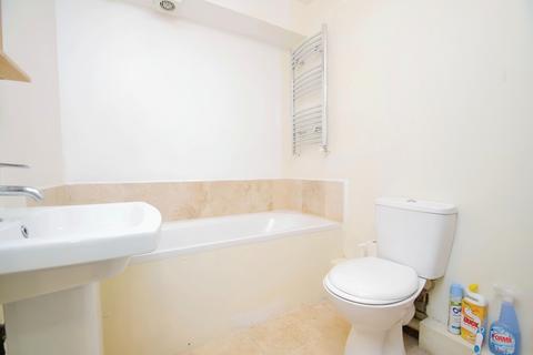 3 bedroom flat to rent, Loampit Vale London SE13