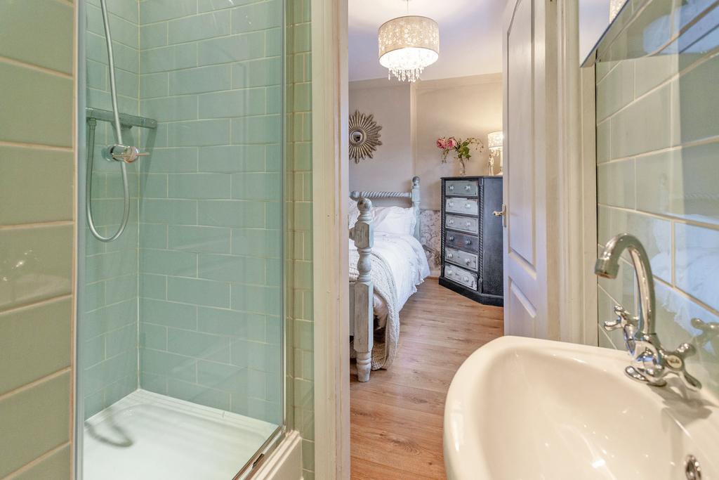 Bedroom 1 Ensuite b