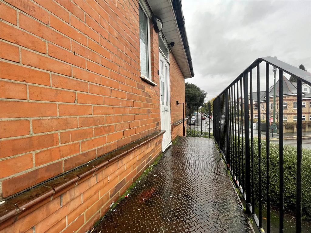 Charminster Road, Bournemouth... 1 bed apartment to rent £500 pcm (£