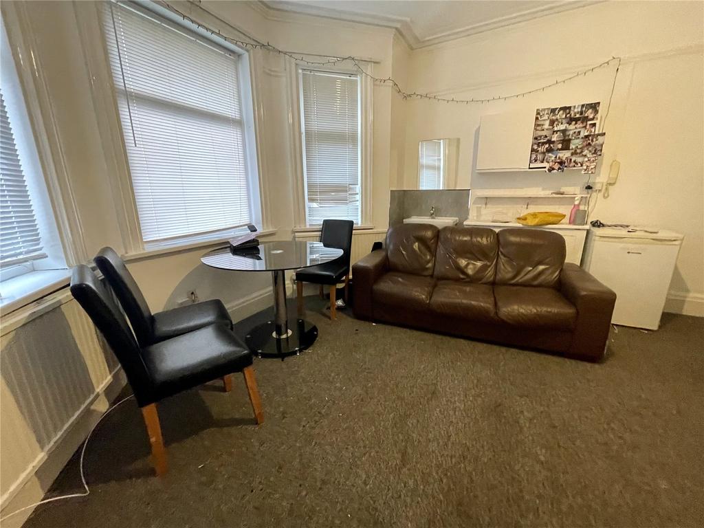 Charminster Road, Bournemouth... 1 bed apartment to rent £500 pcm (£