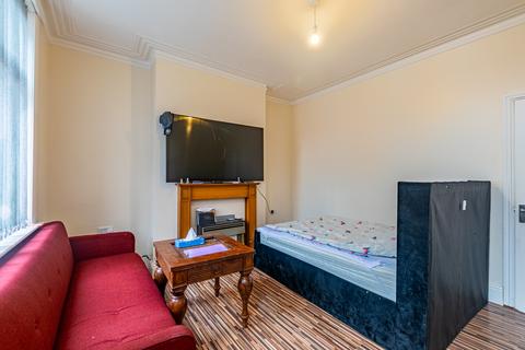 98 Harlech Road, Leeds, LS11 7DG