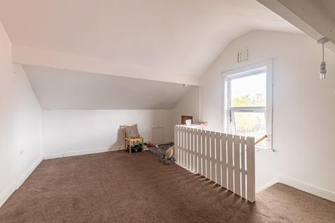 98 Harlech Road, Leeds, LS11 7DG