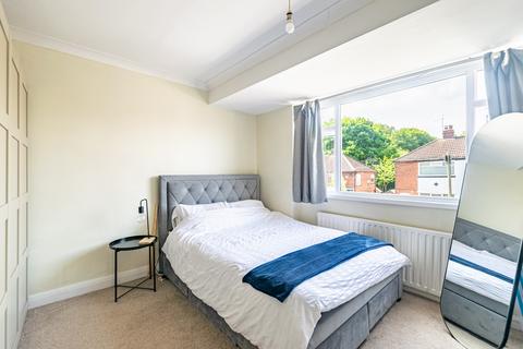 16 Parkland Gardens, Leeds, LS6 4PG