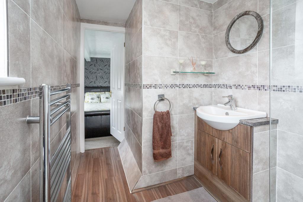 Bedroom 1 ensuite b