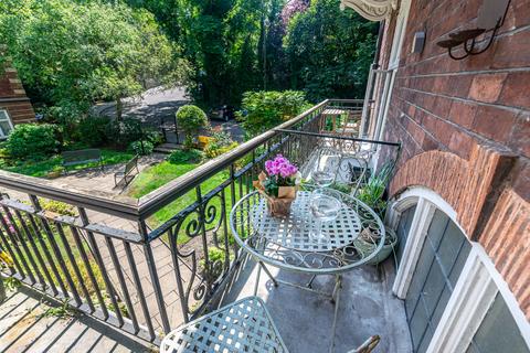 Flat 19, Grange Court North Grange Mount, Leeds, LS6 2BZ