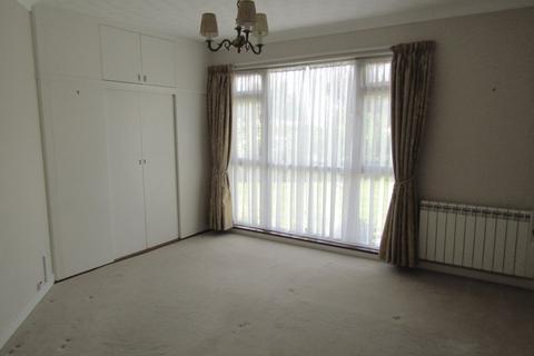 3 bedroom ground floor flat to rent, The Esplanade, Frinton-on-Sea CO13