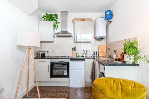 Studio to rent, Morning Lane, Hackney, London, E9