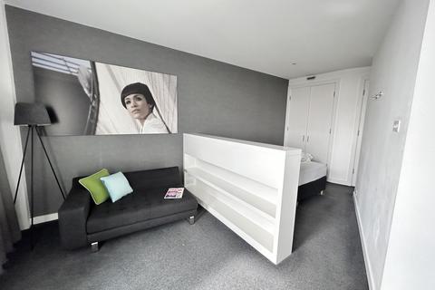 Studio to rent, Rotunda, Birmingham B2