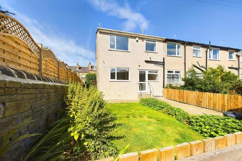 3 bedroom townhouse for sale, Staveley Court, Bingley