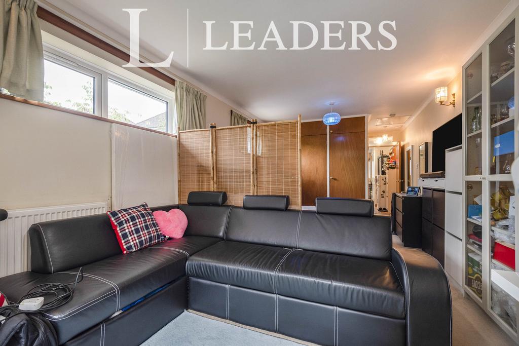 Fairview Road, Stevenage, SG1 2NA Studio to rent £850 pcm (£196 pw)