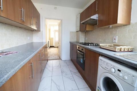 3 bedroom semi-detached house to rent, edgware HA8