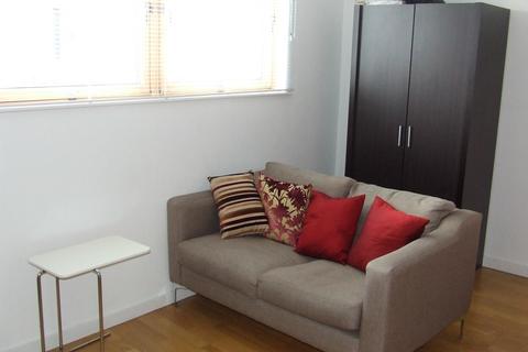 Studio to rent, Crown Point Road, Leeds, UK, LS9