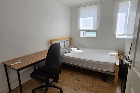 2 bedroom apartment to rent, Bethnal Green Road, London E2