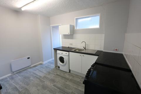 2 bedroom terraced house to rent, London Road, Grays