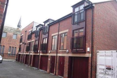 3 bedroom mews to rent, Upper Hampton Street, Liverpool L8