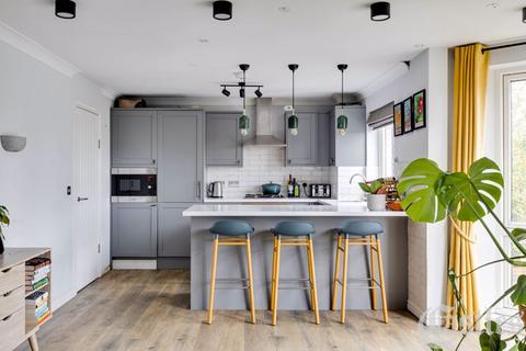 20 Midhurst Way, London, E5 8PS
