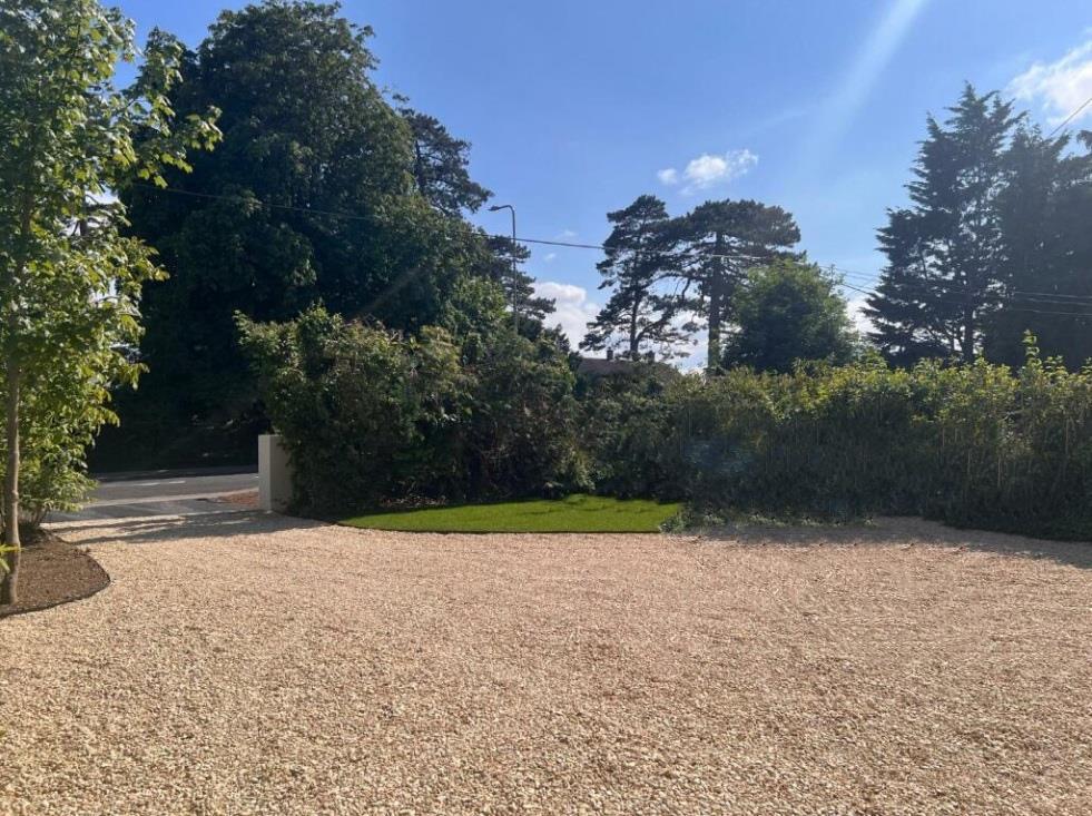 DRIVEWAY FORECOURT.jpg