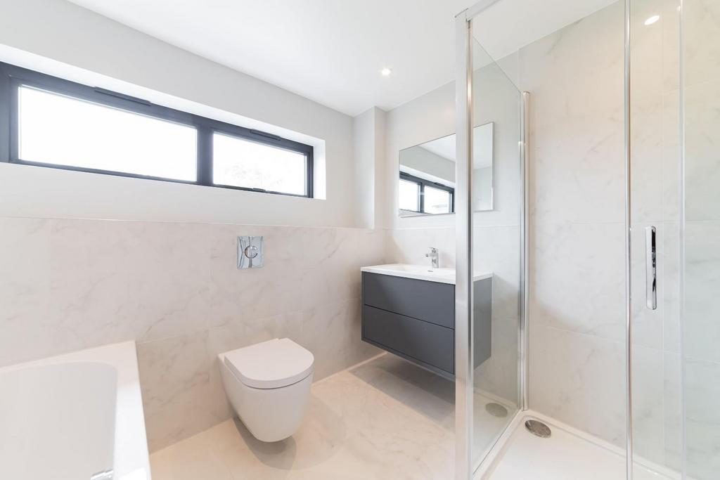 FAMILY BATHROOMii.jpg
