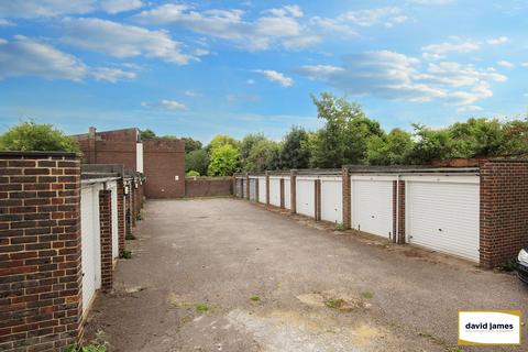 4 Woodstock Gardens, Beckenham, BR3 5BE
