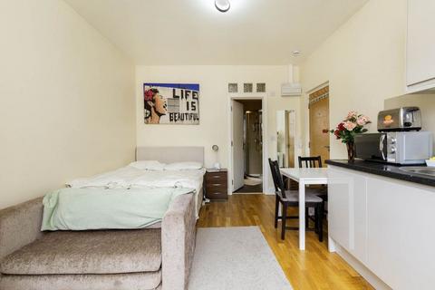 Studio to rent, NW2