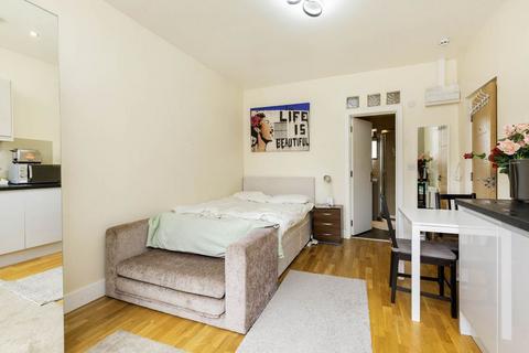 Studio to rent, NW2