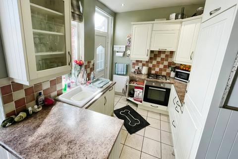 3 bedroom end of terrace house to rent, Glenside, Huddersfield HD3