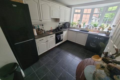 3 bedroom semi-detached house to rent, Saxon Green, Nottinghamshire NG7