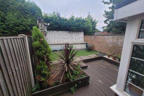 3 bedroom semi-detached house to rent, Saxon Green, Nottinghamshire NG7