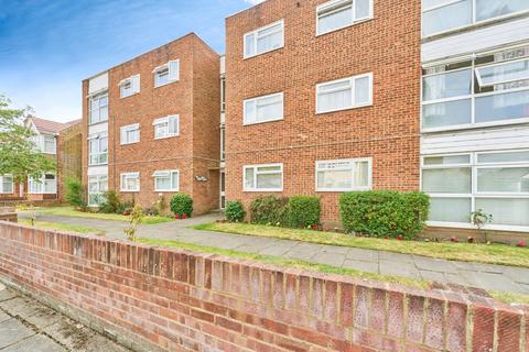 2 bedroom flat for sale, Heathside, Hounslow TW4