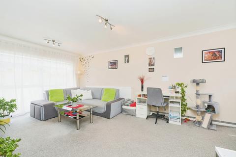 2 bedroom flat for sale, Heathside, Hounslow TW4