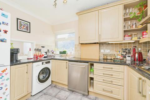 2 bedroom flat for sale, Heathside, Hounslow TW4