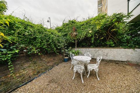 1 bedroom flat for sale, Churchill Gardens, SW1V