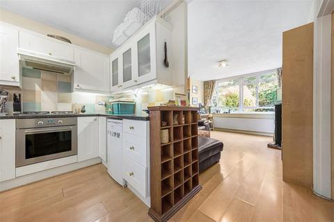 1 bedroom flat for sale, Churchill Gardens, SW1V